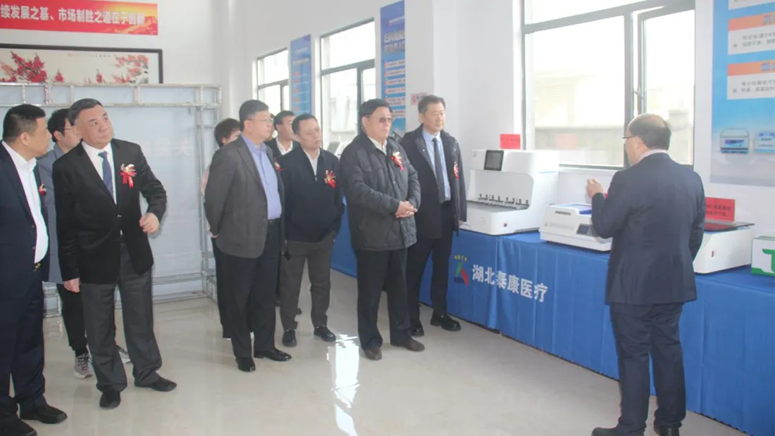 Г-н Сяо Голинь провел участников экскурсию по выставочному залу продукции.