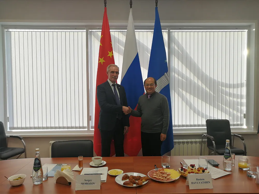 Губернатор Ульяновской области, родины Ленина в России, и г-н Сяо Голинь из нашей компании.