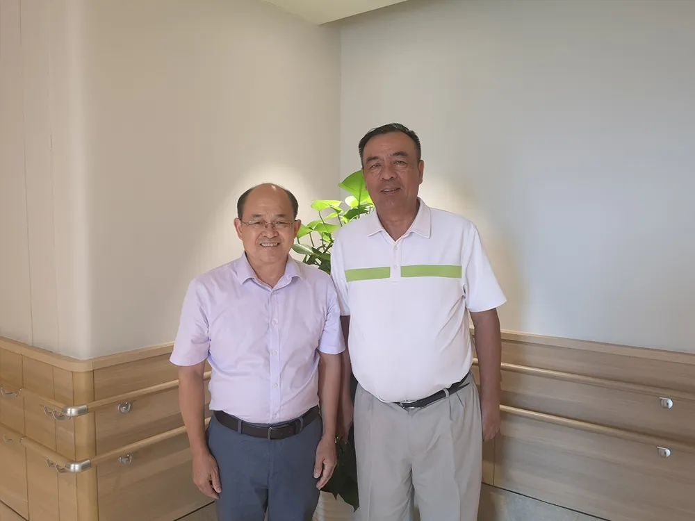 Фотография Сяо Голиня, генерального директора Тайкана, и Хуан Ираня из больницы Жэньцзи при Шанхайском университете Цзяотун.